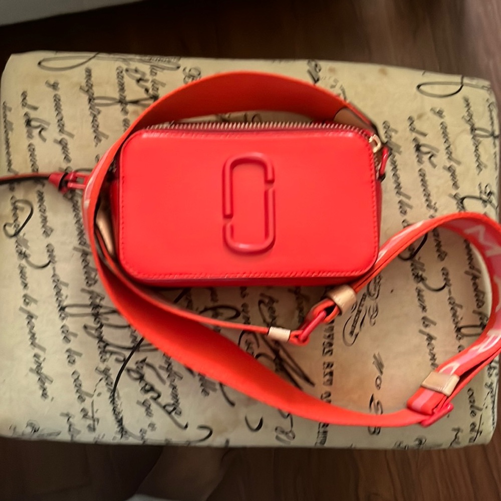 Slightly used one of my favorite bags. Just to wear for a day outdoors.